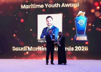 الكابتن مصطفى نجم يتسلم جائزة الشباب البحرية في ليلة الجوائز البحرية السعودية ٢٠٢٦